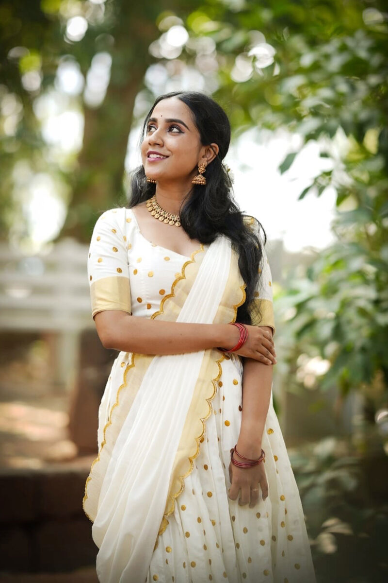 Kasavu Gold Polka Dot Dhavani