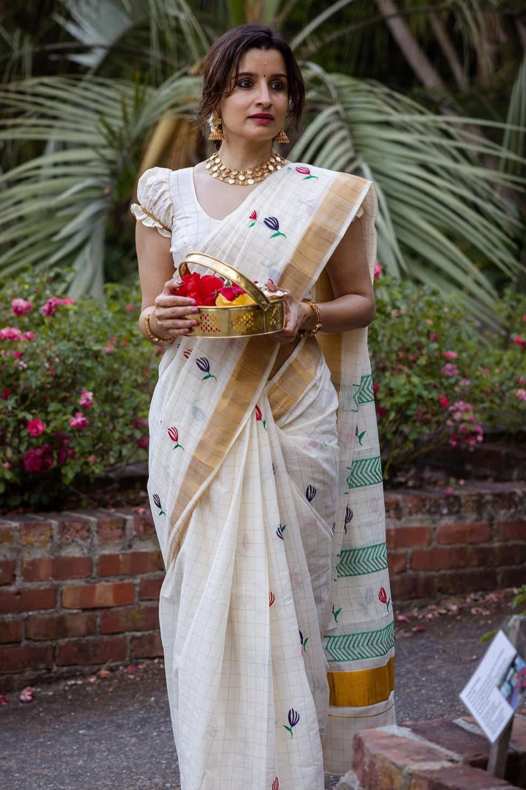 Kasavu Small Flower Embroidery Saree
