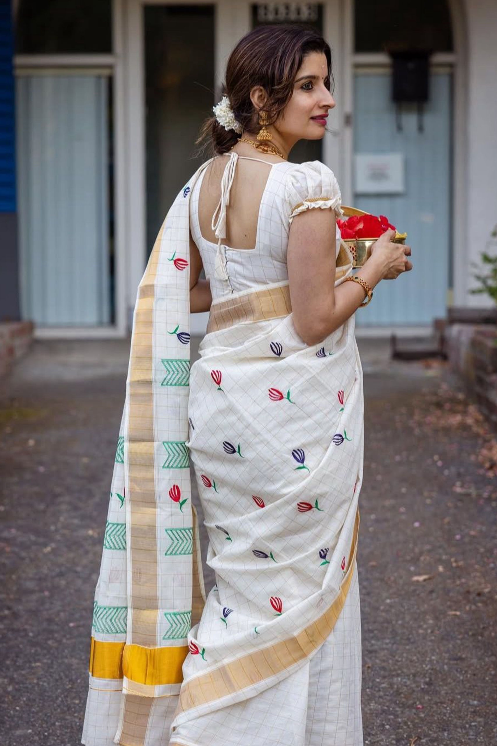 Kasavu Small Flower Embroidery Saree