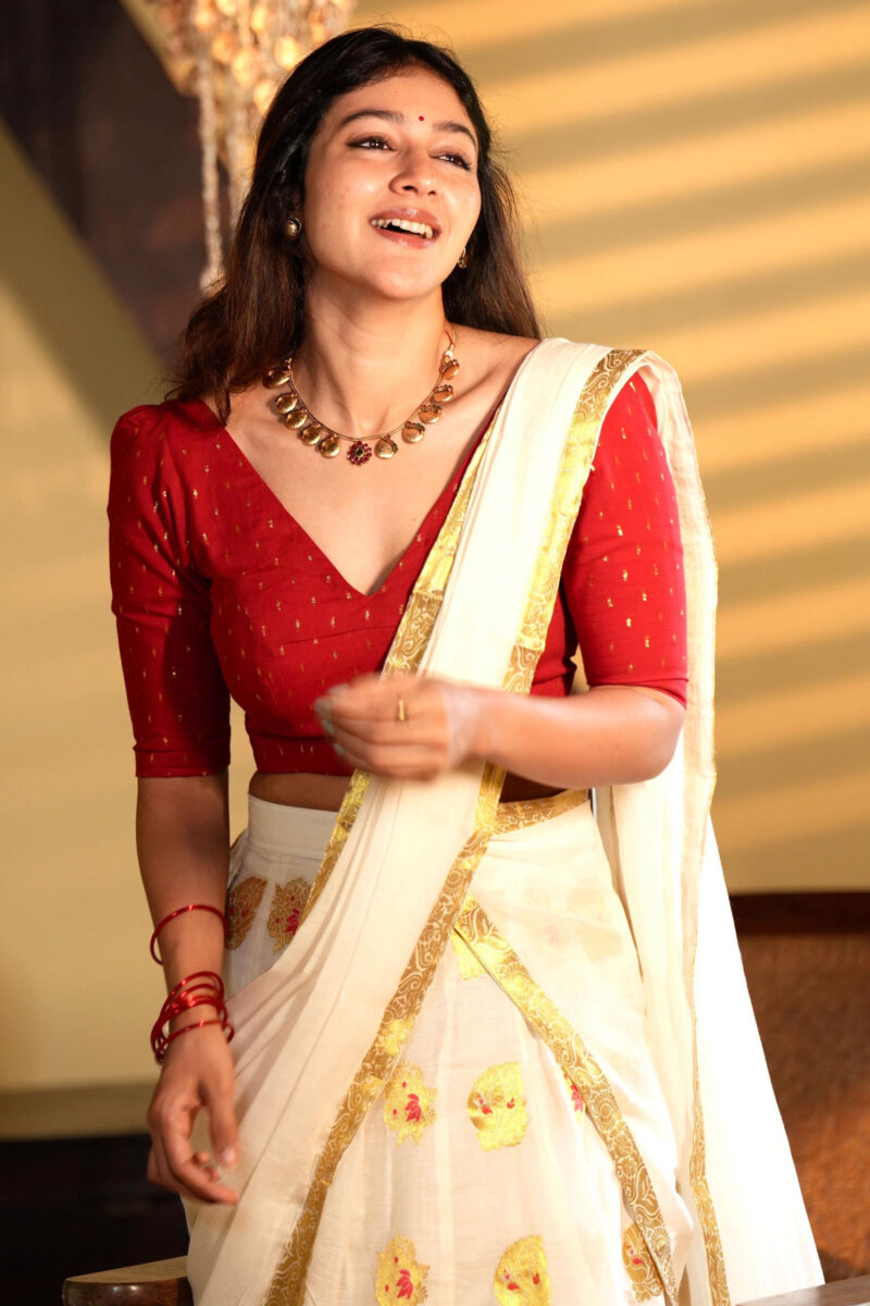 Kasavu Red Gold dot Dhavani Set