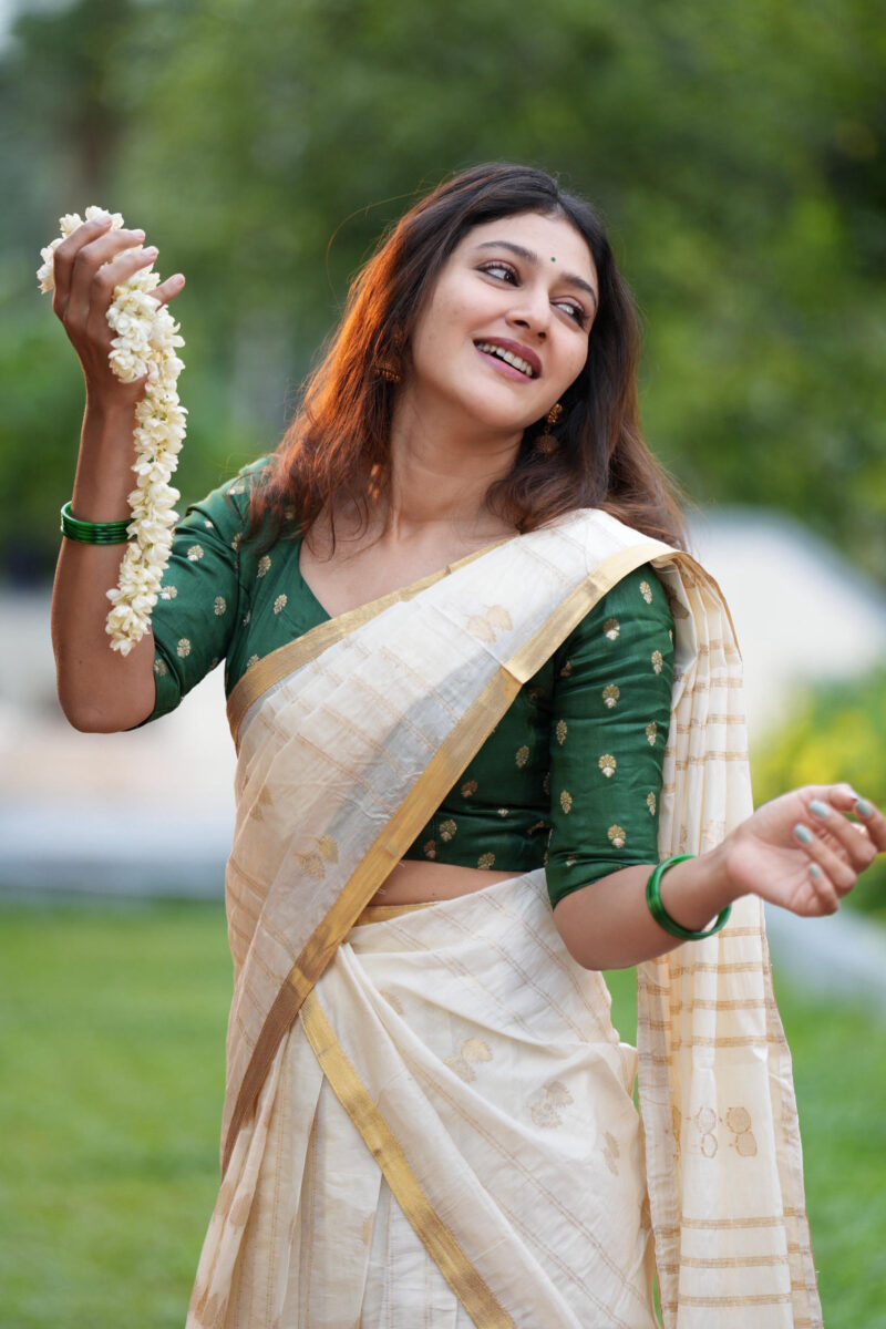 Kasavu semi silk butta Dhavani